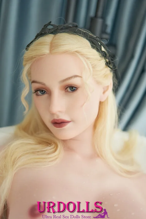 female tpesexdoll comes