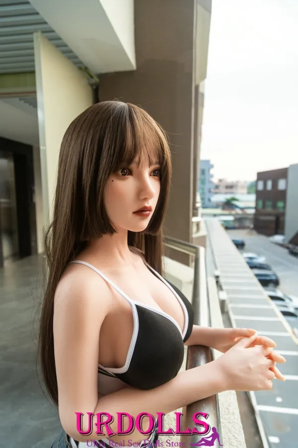 ázijská bábika s plochým hrudníkom