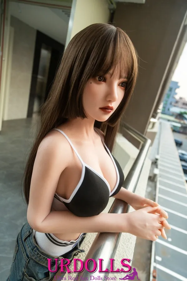 ázijské dievča s obrovskými prsiami, sexuálna bábika