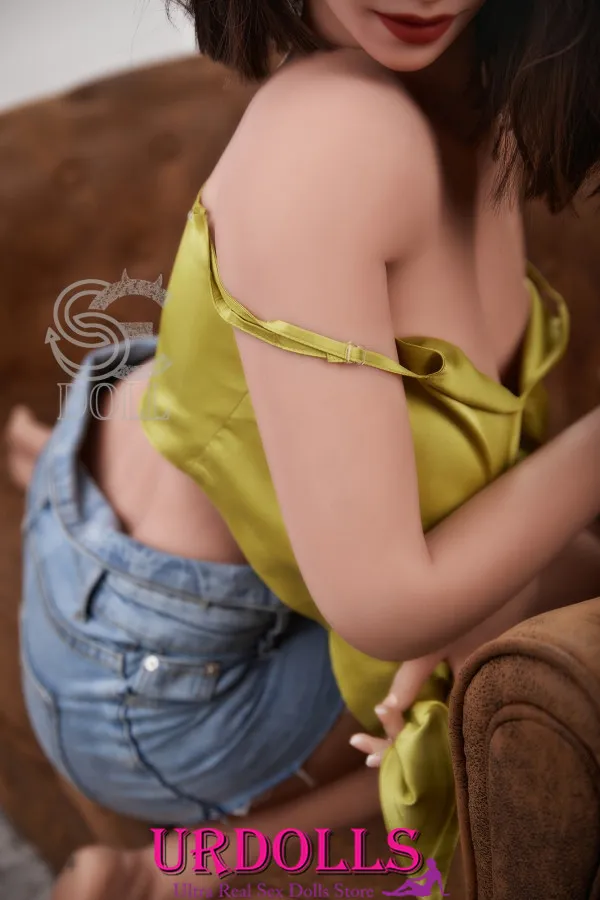 college_beauty_doll_having_lesbian_sex_for_the_first_time