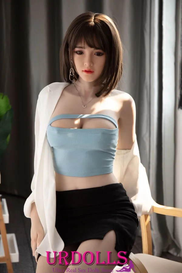 자동 판매기 섹스 인형에서 구입 한 일본 소녀