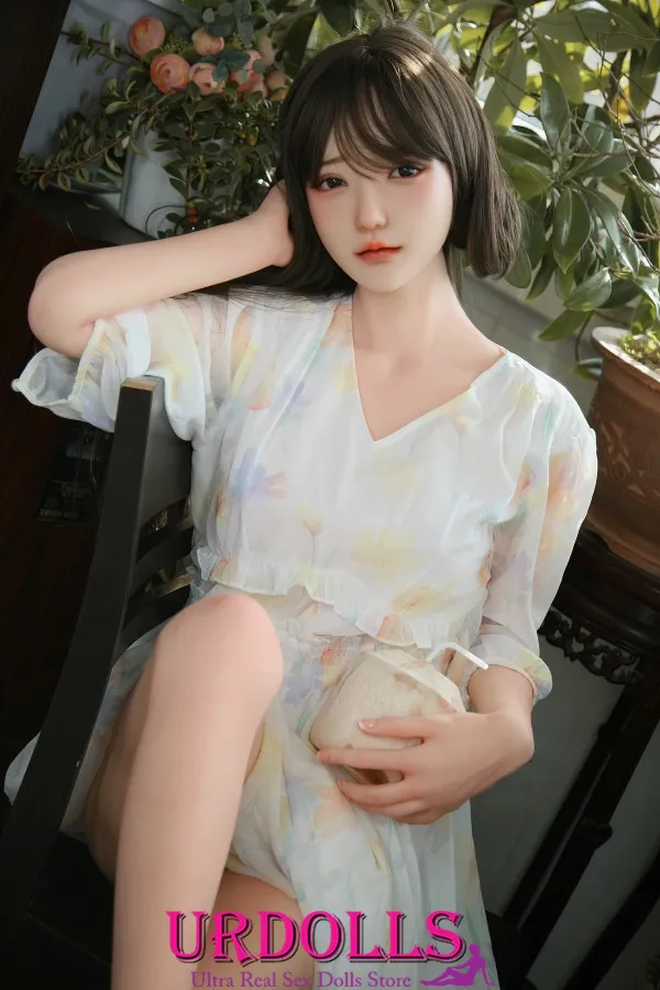 Kukulla seksi kineze me bukë silikoni