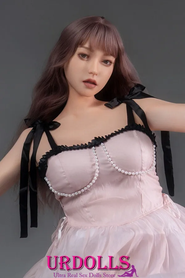 најреалистичната силиконска секс кукла со високи мали гради