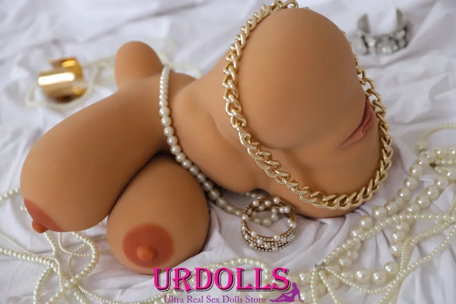 Ariana Grande si trasforma in una bambola del sesso