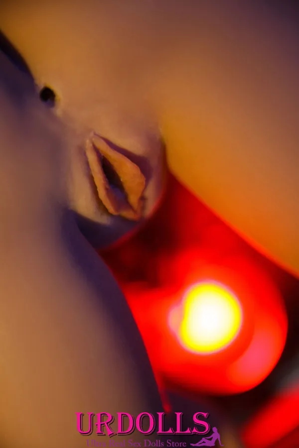 Француз кызматчысы Алетта Океан жетекчиси үчүн секс куурчак ойноп жатат