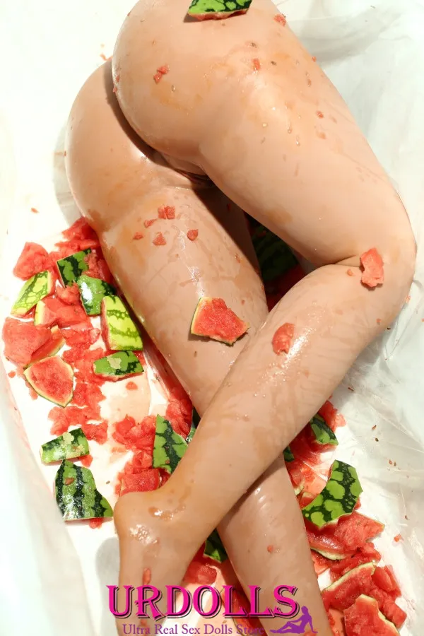 apply eyelashes to silicone sex doll