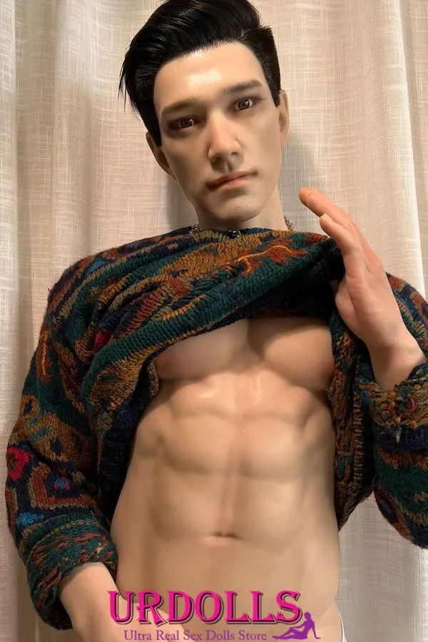 tipo asiático usando un vídeo de boneca sexual Realing