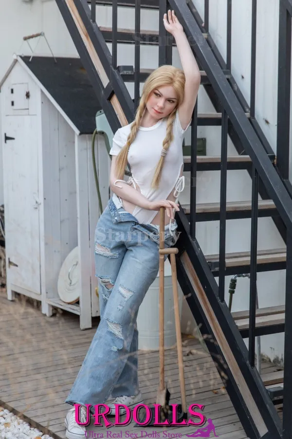 avril lavigne sex doll