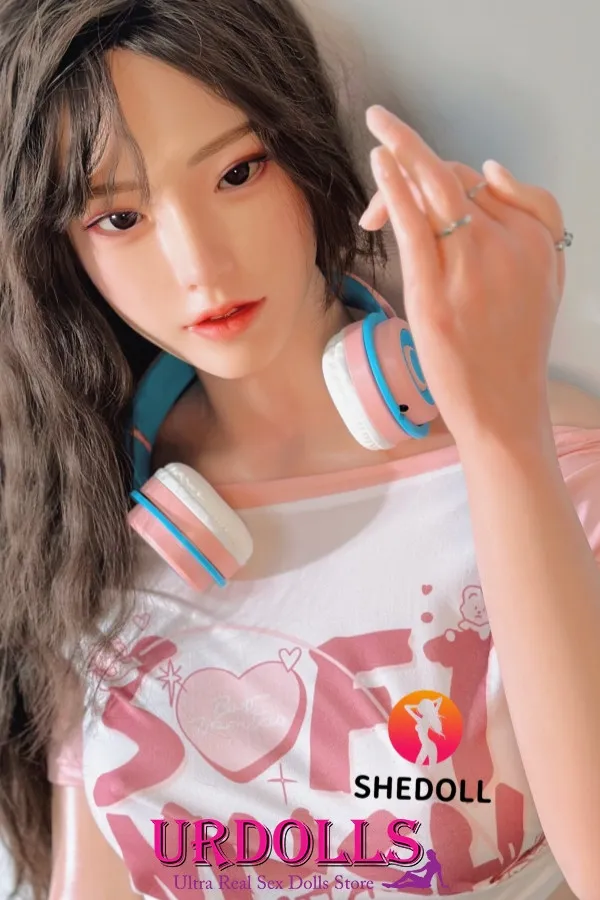 девојка од азиско училиште сака секс со кукли