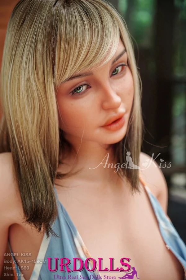 Emely RealDoll سڀ کان وڌيڪ مشهور